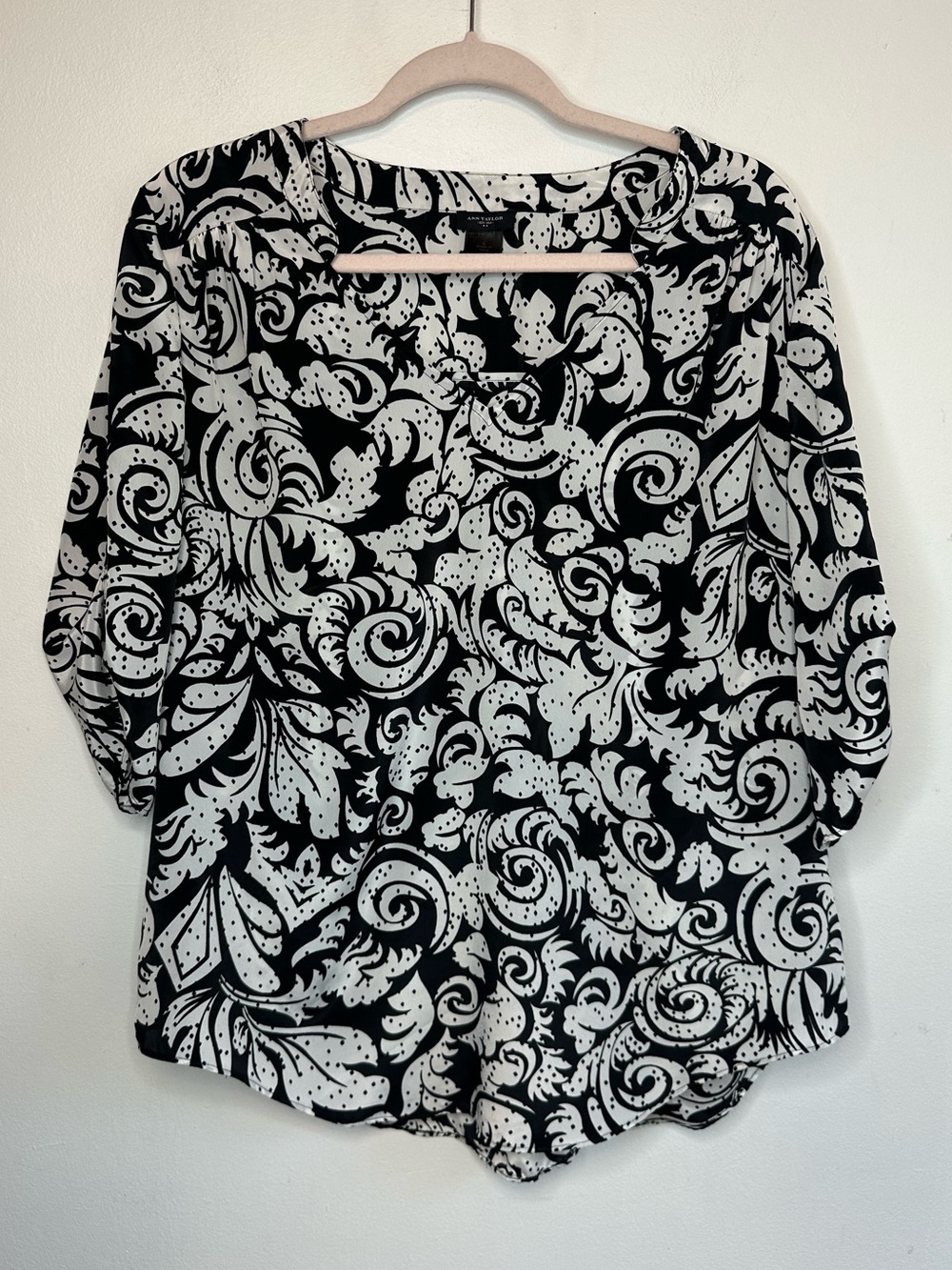Ann Taylor Black & White Paisley V neck blouse Top Shirt L Large Lightweight